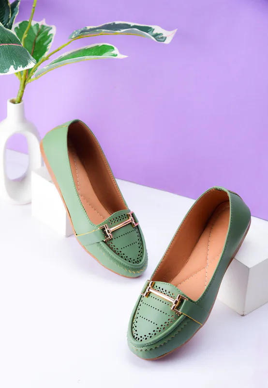 Flats & Loafers category